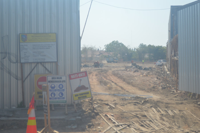 Proyek pengurukan sentra PKl di Jl KH Ahmad Dahlan Jombang yang juga berjalan lamban