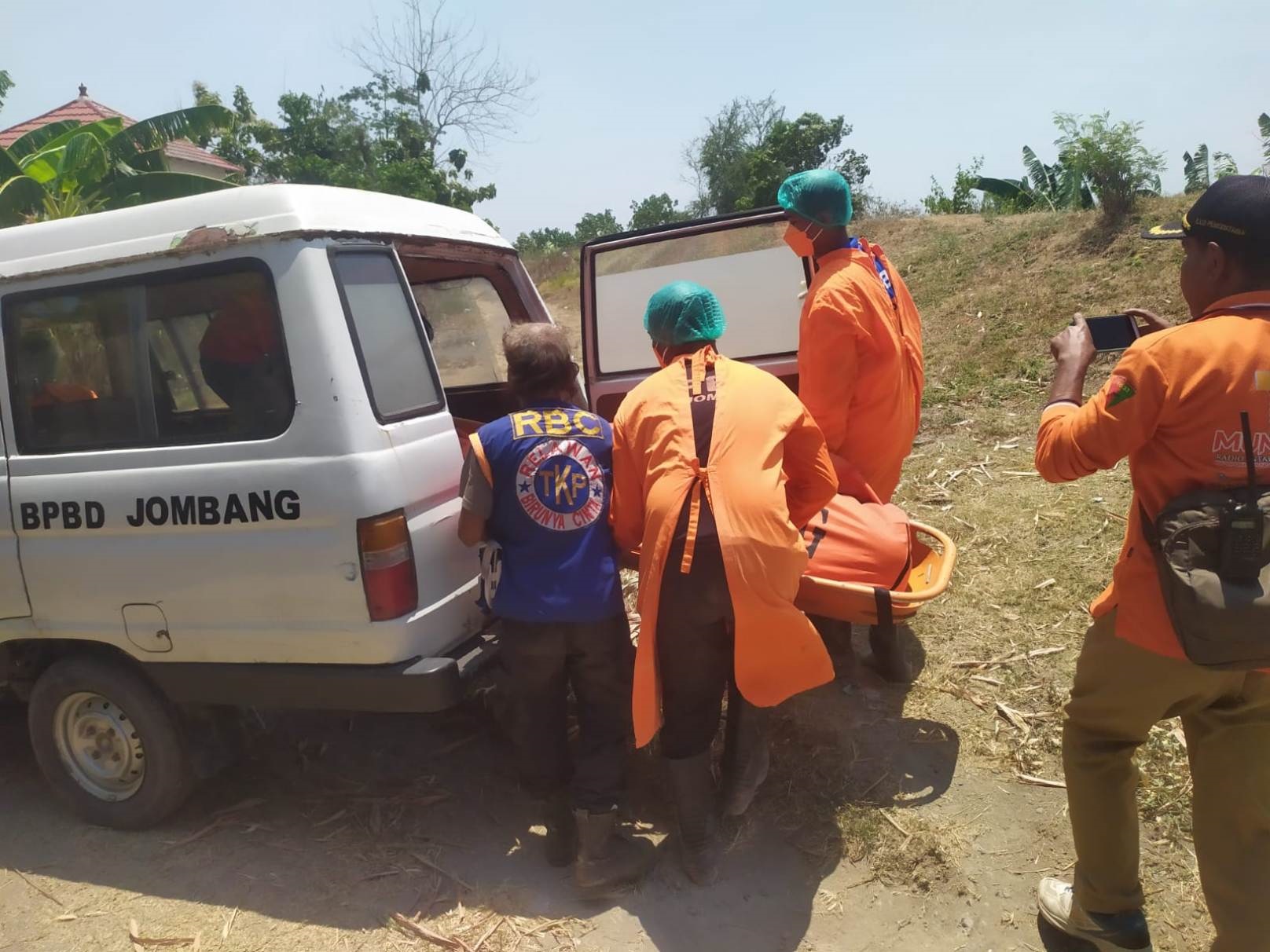 Proses evakuasi mayat dari sungai saat dibawa ke RSUD Jombang