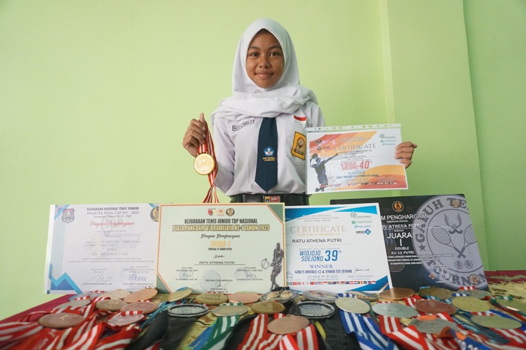Ratu Athena Putri siswi SMPN 1 Jombang bersama medali dan piagamnya