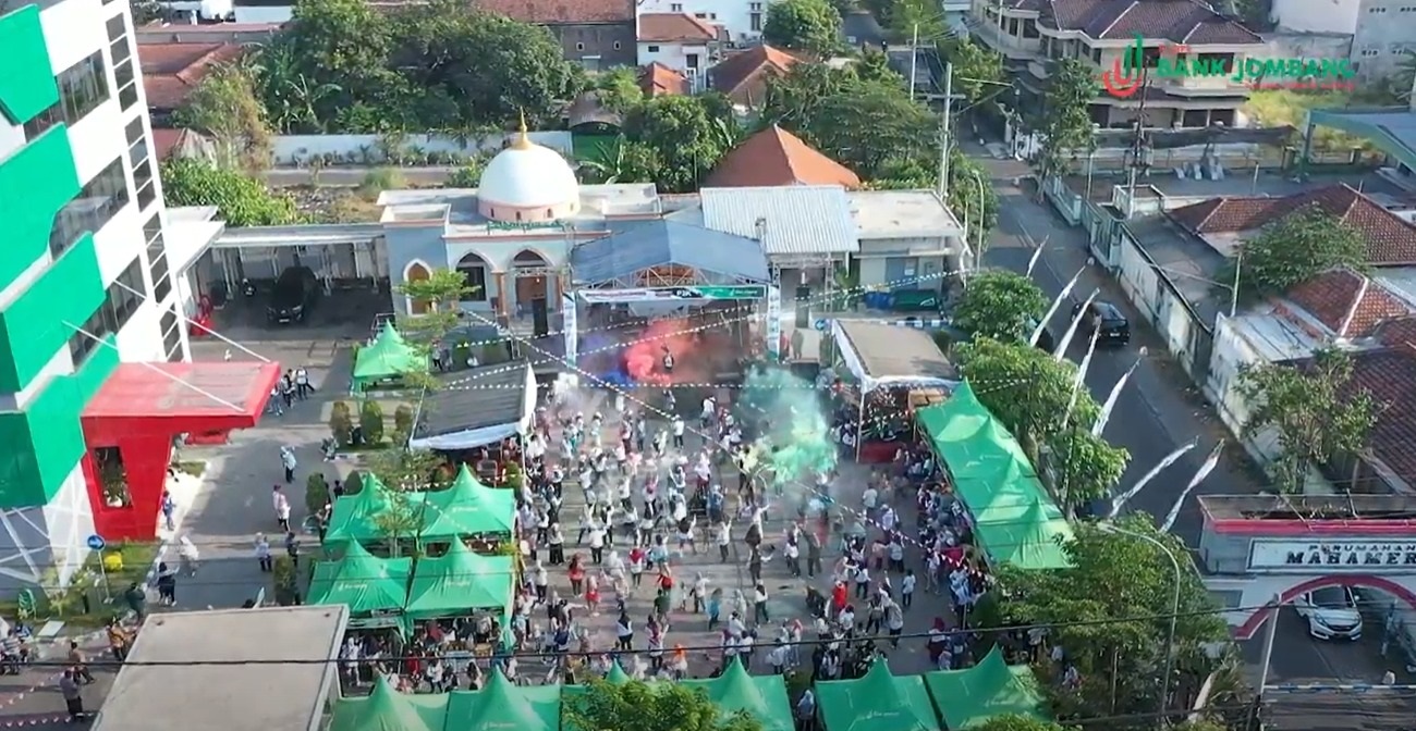 senam bersama di halaman Bank Jombang Tower