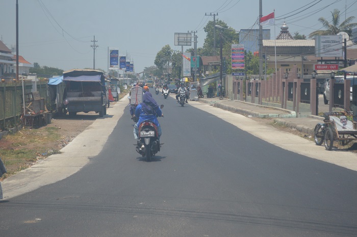 Jalan kabupaten ruas Peterongan-Sumobito ini telah dilebarkan dan diperbaiki oleh Dinas PUPR Kabupaten Jombang