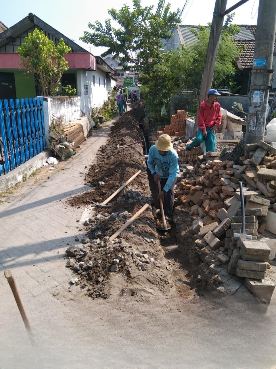 Proses pembuatan jalur air bersih di kawasan kumuh Desa Candimulyo yang didanai Dinas Perkim Jombang