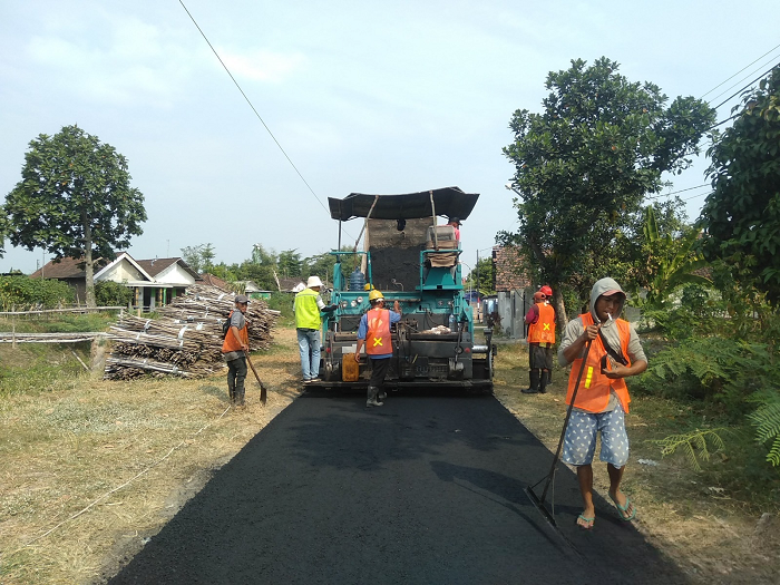 Proses perbaikan jalan yang dilakukan Dinas Perkim di Pucangsimo, Bandarkedungmulyo Jombang untuk mengurangi angka kekumuhan