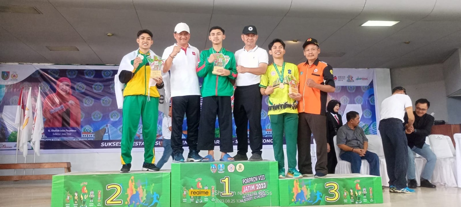 2.	Sekdakab Jombang (dua dari kiri), Bambang Nurwijanto (tiga dari kanan) serta Sumarsono (kanan) saat penyerahan medali kepada atlet pencak silat di Porprov 2023