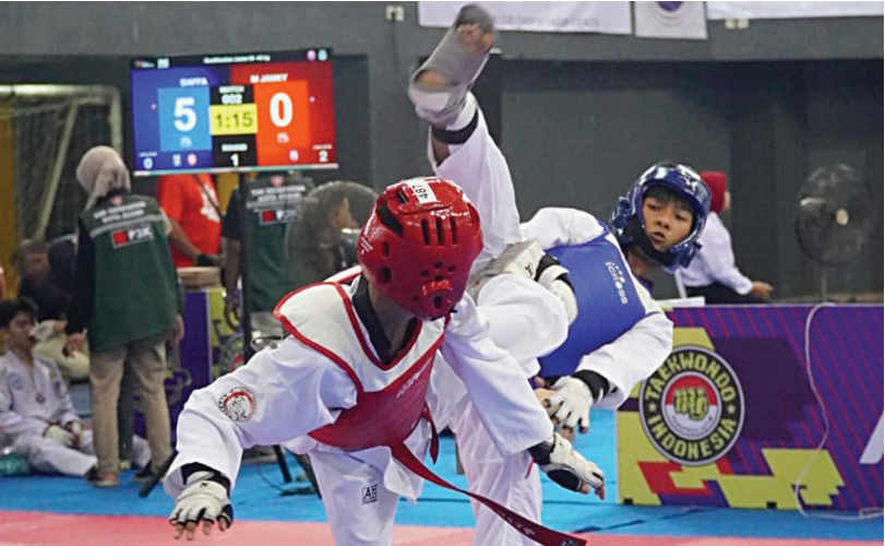 Atlet taekwondo Jombang, Daffa Andhika (biru) saat tampil di GOR Jayabaya Kota Kediri, (7/10).