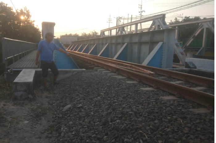 Warga menunjukkan lokasi korban terserempet kereta api