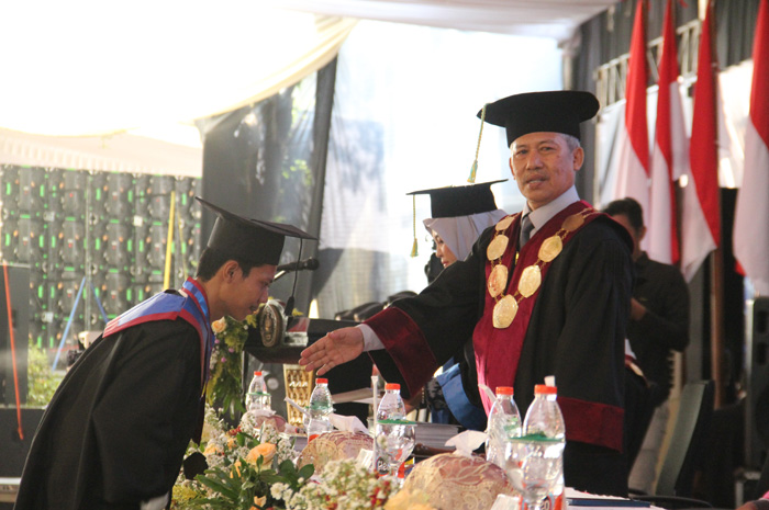 Ketua STIE PGRI Dewantara Jombang, Dr Abdul Rohim SE MSI CRA memimpin prosesi wisuda, Sabtu (21/10).