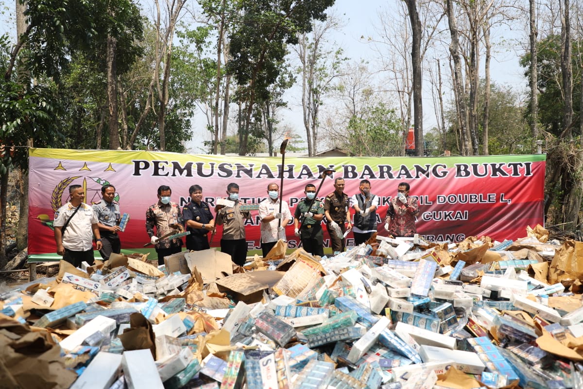 Berbagai jenis narkotika hingga ratusan ribu bungkus rokok ilegal tanpa cukai dimusnahkan di halaman kantor DLH Jombang