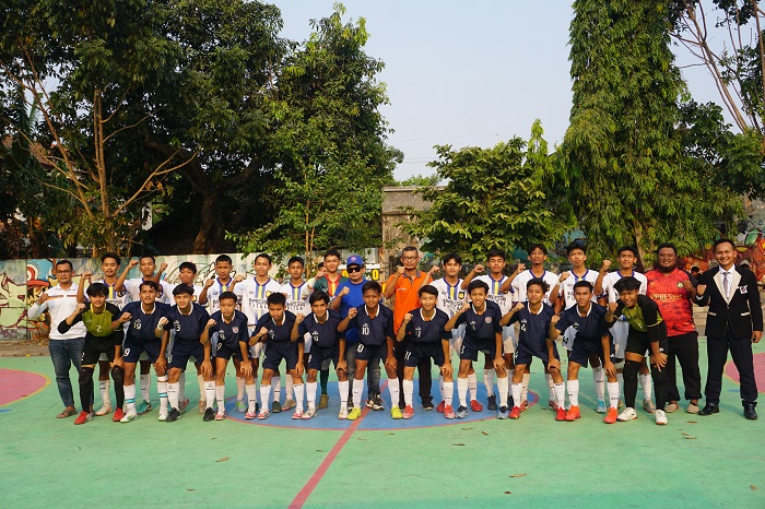 Tim SMK Budi Utomo Perak dan SMA PGRI 2 Jombang berfoto bersama  menjelang pertandingan final kategori putra turnamen GFC 2023 Jombang, Sabtu (21/10) kemarin