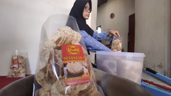 Proses pengemasan keripik tempe buatan warga Dusun Canggon, Desa Ngudirejo, Jombang