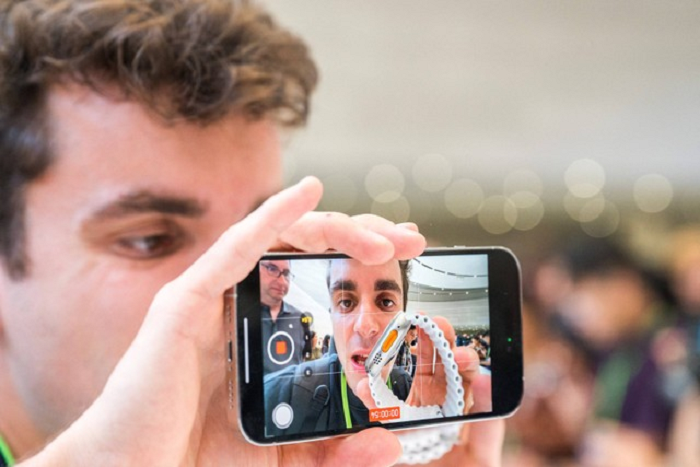 Pengunjung mencoba Apple iPhone 15 baru, dengan pengisi daya USB-C pesanan UE, ditampilkan di antara produk baru lainnya saat acara peluncuran di Apple Park di Cupertino, California, Selasa (12/9)