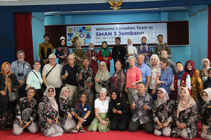 Kepala SMAN 3 Jombang Zainal Fatoni bersama tamu undangan Senin (24/10).