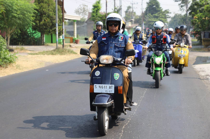 Pj Bupati Jombang Sugiat memimpin rombongan OPD melakukan sidak dengan menaiki vespa