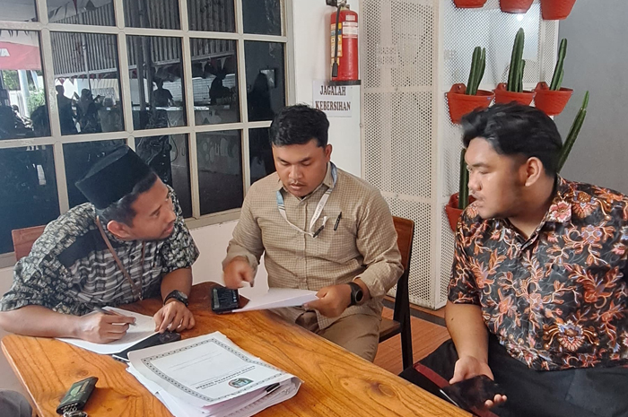 Proses pemasangan alat ektronifikasi pajak yang dilakukan Bapenda Jombang