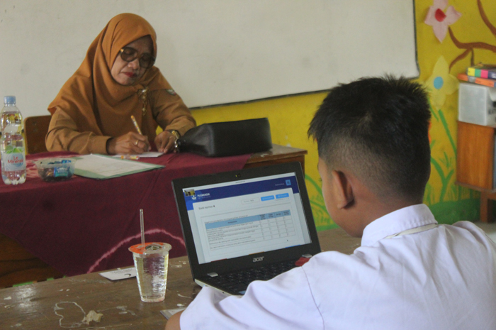 Siswa SDN Mayangan Kecamatan Jogoroto mengerjakan ANBK sesi pertama, Senin (23/10).