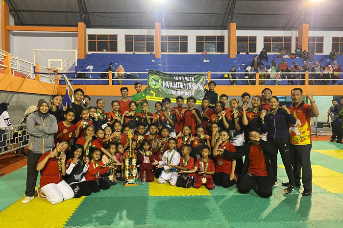 Atlet DSJ membawa trofi juara umum kategori festival Kejurnas Karate Jombang Open 2023 di GOR Merdeka Jombang, Minggu (22/10).