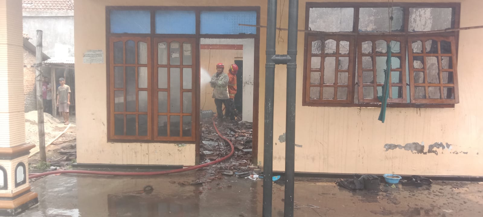 Kondisi rumah warga di Desa Japanan, Gudo, Jombang yang ludes terbakar gegara charger HP