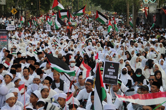 Ribuan massa dari berbagai organisasi dan elemen masyarakat berkumpul di bundaran Ringin Contong untuk doa bersama mendukung kebebasan palestina, Rabu (25/10) sore.