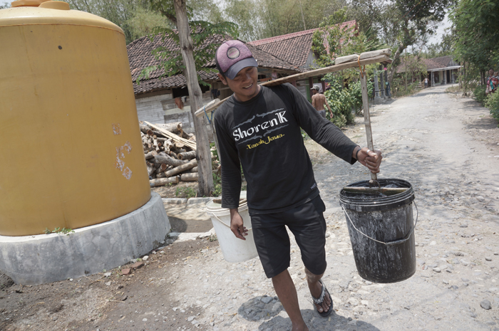 Warga Desa Klitih, Kecamatan Plandaan yang sedang membawa timba untuk mencari air bersih yang makin sulit ditemukan di desa itu.