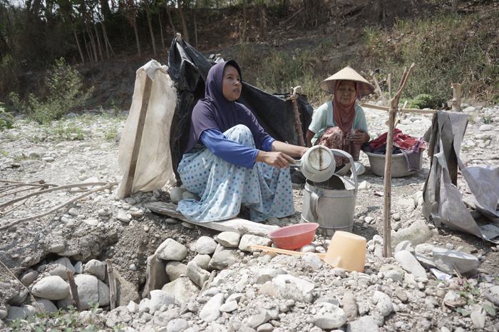 Warga Dusun Tondowesi, Desa Klitih, Kecamatan Plandaan, Jombang menggali sungai yang kering untuk mencari air untuk kebutuhan mandi dan cuci