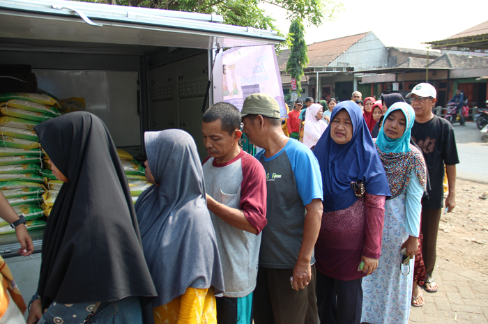 Masyarakat mengantre untuk mendapatkan beras murah saat operasi pasar di Kecamatan Sumobito