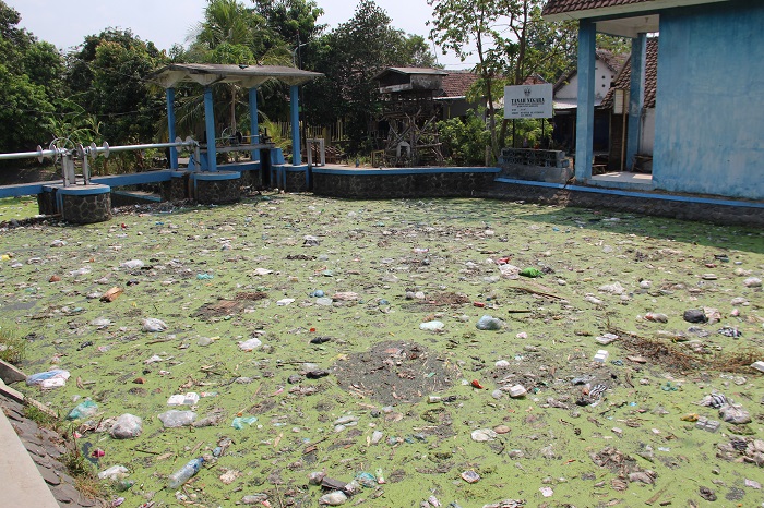 Kondisi sekunder rejoagung di Desa Mancar, Kecamatan Peterongan yang penuh limbah dan sampah hingga berbau busuk.