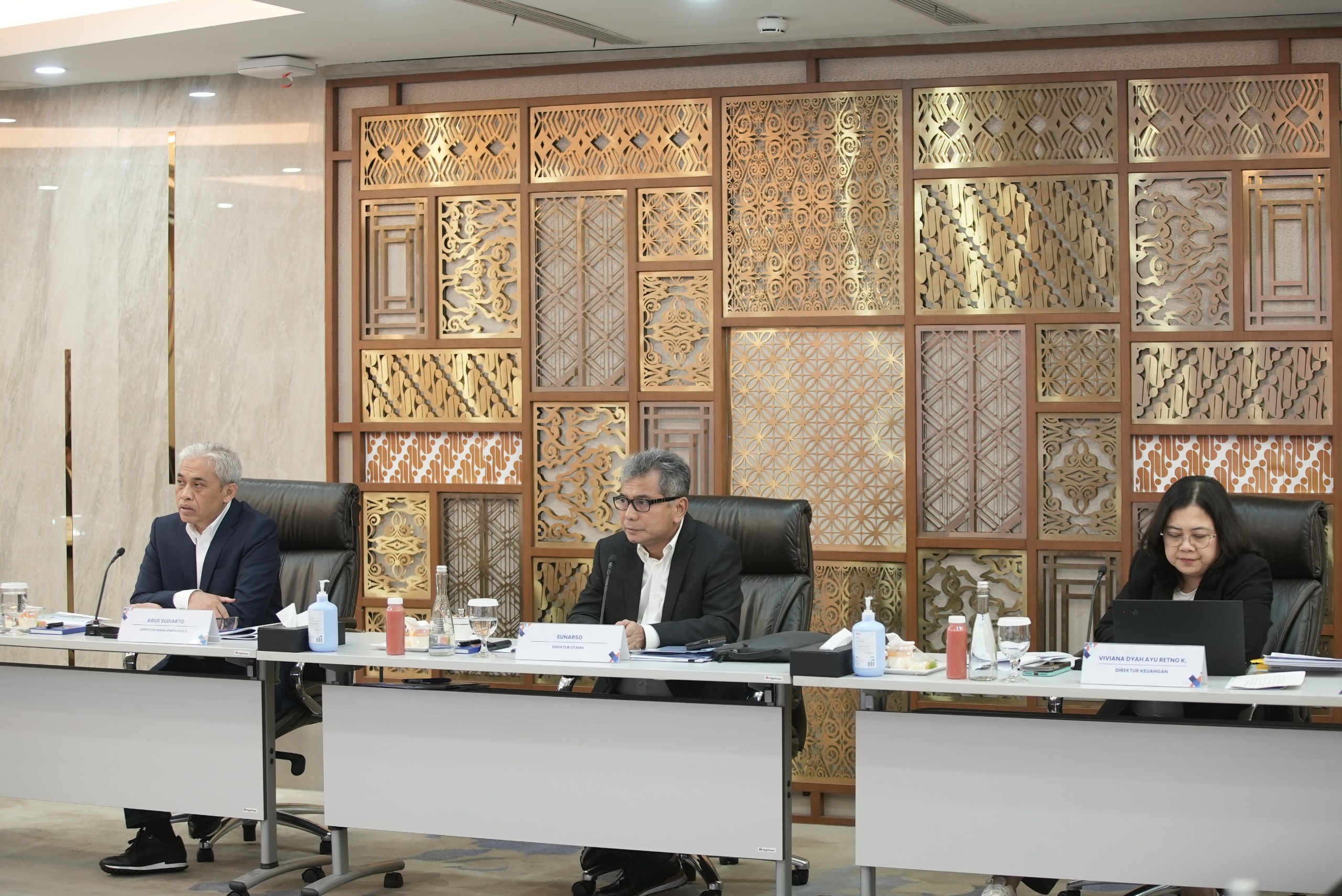 (Dari Kanan) Viviana Dyah Ayu Retno K, Direktur Keuangan, Sunarso, Direktur Utama BRI dan Agus Suarto, Direktur Manajemen Resiko BRI saat memaparkan hasil kinerja PT Bank Rakyat Indonesia 9 bulan ini