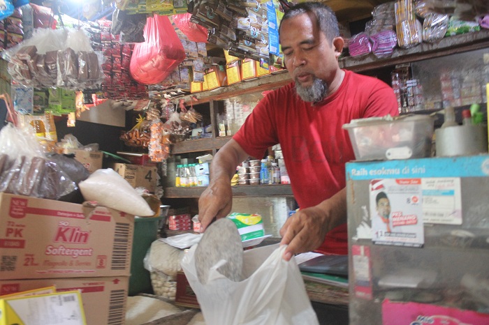 Pedagang beras di Pasar Sumobito, Jombang masih harus menjual beras dengan harga tinggi meski sudah dilakukan OP