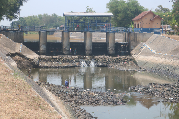 Kondisi talud di Dam Balongsono, Jombang ini rusak dan tergerus, karenanya dam ini harus dikeringkan sembari menunggu proses perbaikan