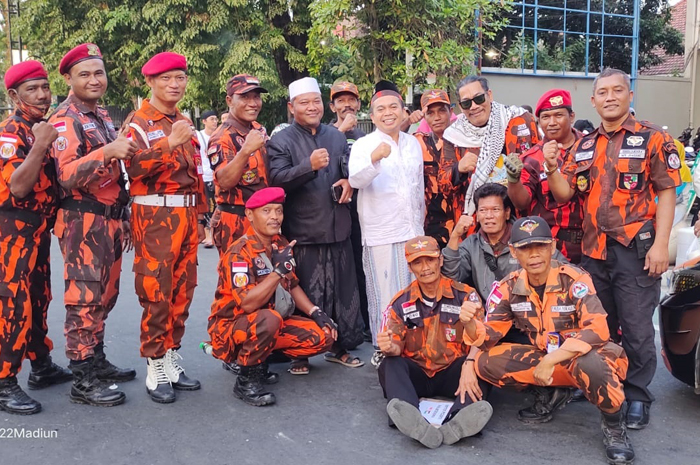 HM Syarif Hidayatullah ST MMT (Gus Sentot) bersama Pemuda Pancasila saat menghadiri doa untuk Palestina di bundaran rincing contong, Jombang, Rabu (25/10).