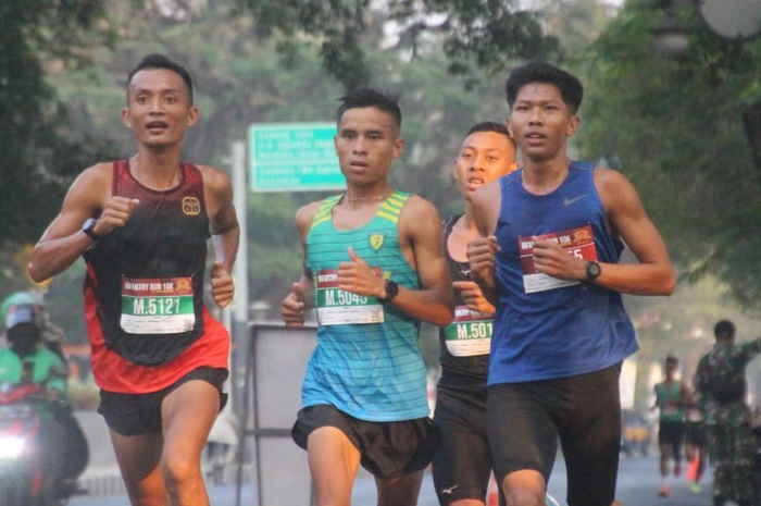 Ardhi saat tampil Infantryi Run 10K di Bandung, Minggu (8/10).