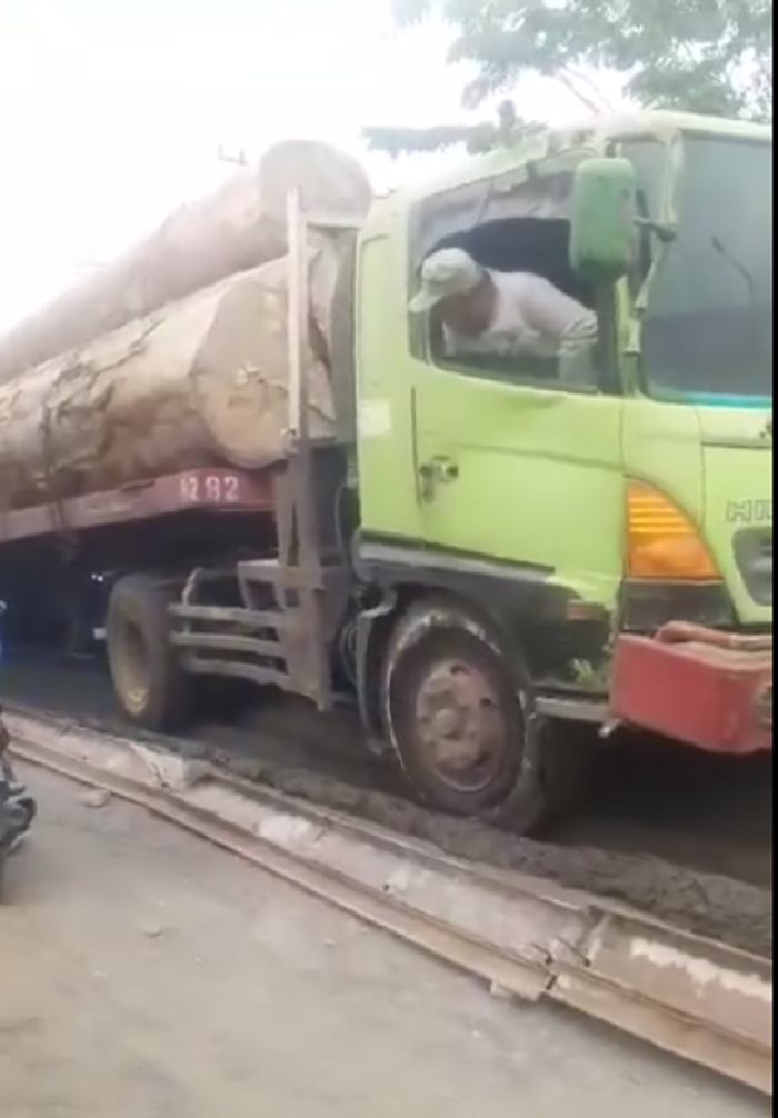 Potongan video yang merekam aksi nekat truk trailer pembawa muatan kayu gelondongan masuk ke cor beton ruas Mojoagung-Mojoduwur yang masih basah