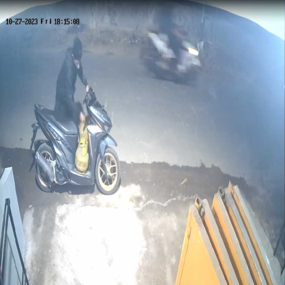 Aksi pelaku pencurian elpiji yang tertangkap kamera CCTV toko di Dusun Santren, Desa Jarak Kulon, Kecamatan Jogoroto