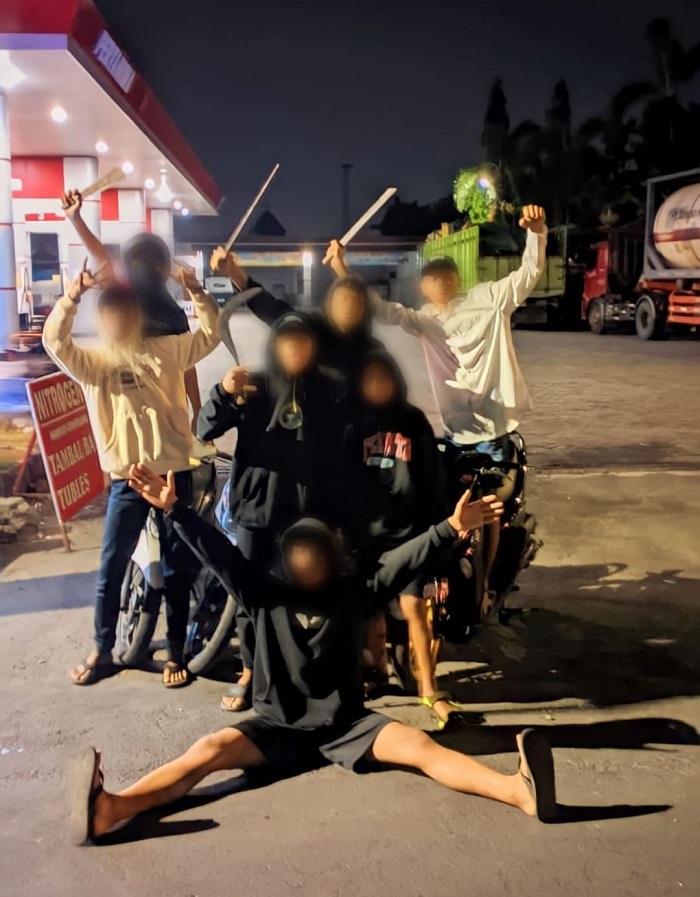 Foto aksi remaja geng motor sambil membawa pedang dan celurit yang akhirnya berujung penangkapan kepada dua remaja di Jombang