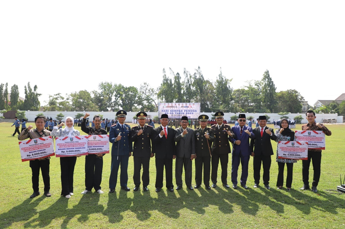5 pemenang Pemuda Pelopor tingkat Kabupaten Jombang berfoto bersama Forkopimda usai upacara Hari Sumpah pemuda di Alun-Alun Jombang