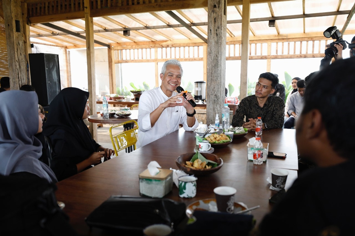Para aktivis mahasiswa berdiskusi dengan Ganjar Pranowo tentang isu lokal, regional, dan nasional di RM Parikaton, Pakis, Kabupaten Malang, Senin (16/10).