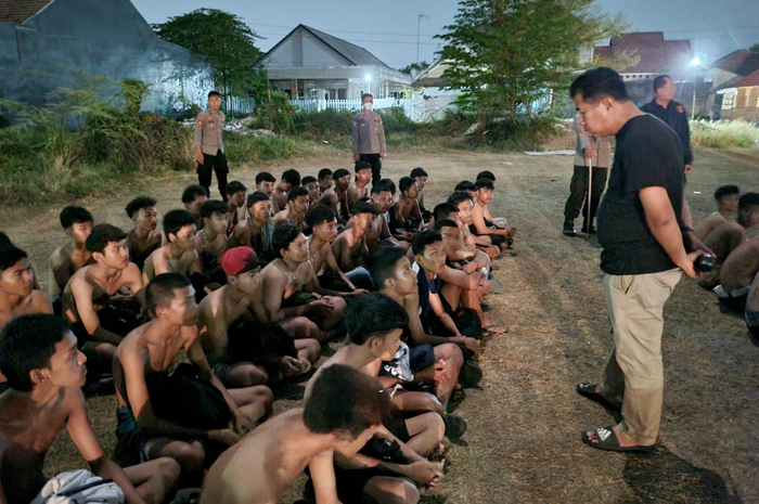 Ratusan anggota geng motor yang diringkus dan digiring ke Mapolres Jombang mendapat pembinaan dari Wakapolres Jombang Kompol hari Kurniawan
