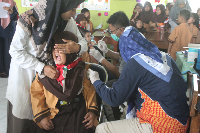 Siswa SDN Jombatan 3 saat mendapatkan vaksin DT dan TD di sekolah, (27/10).