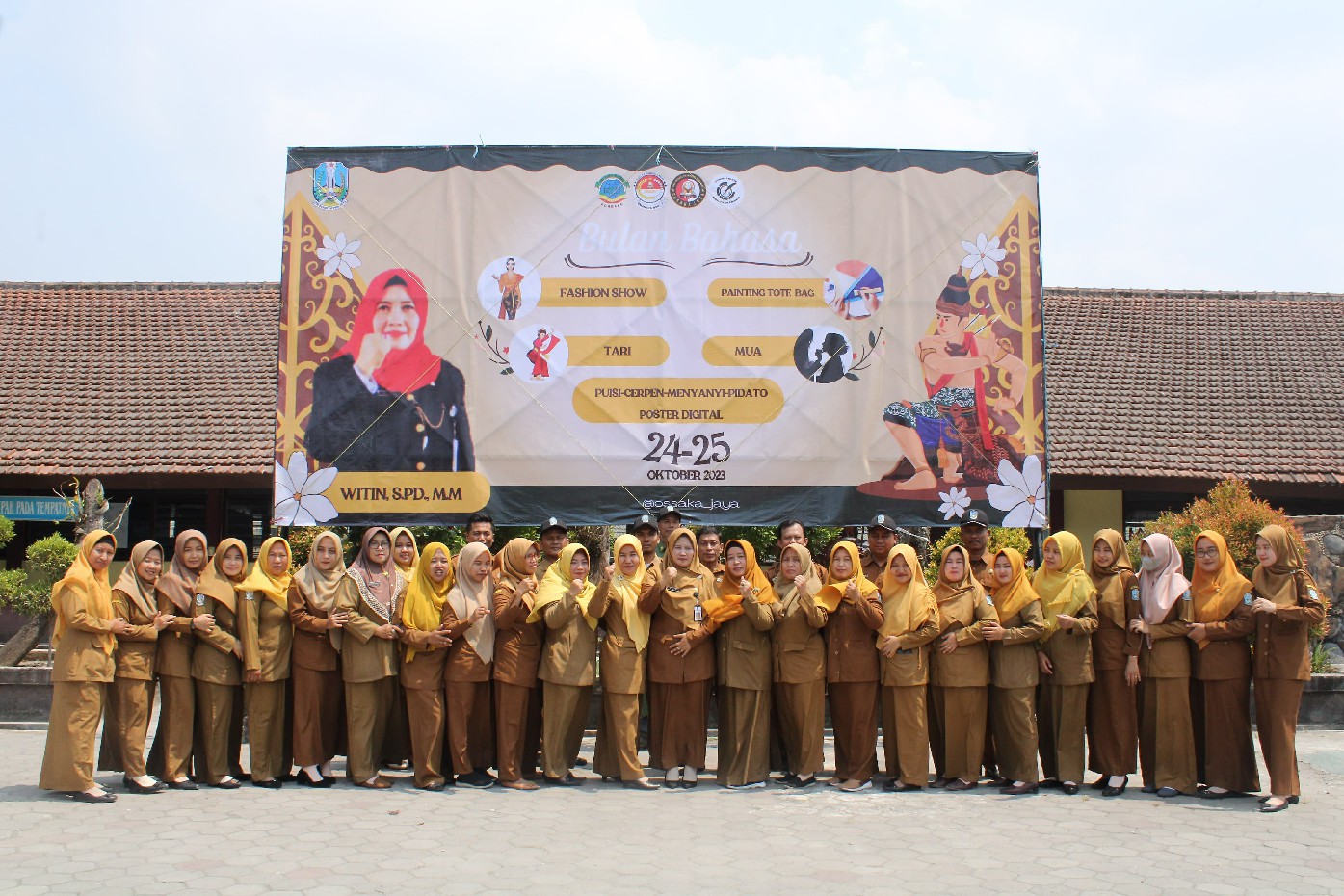 Kepala SMAN Kesamben, Witin SPd MM, bersama keluarga besar SMAN Kesamben pada pelaksanaan bulan bahasa.