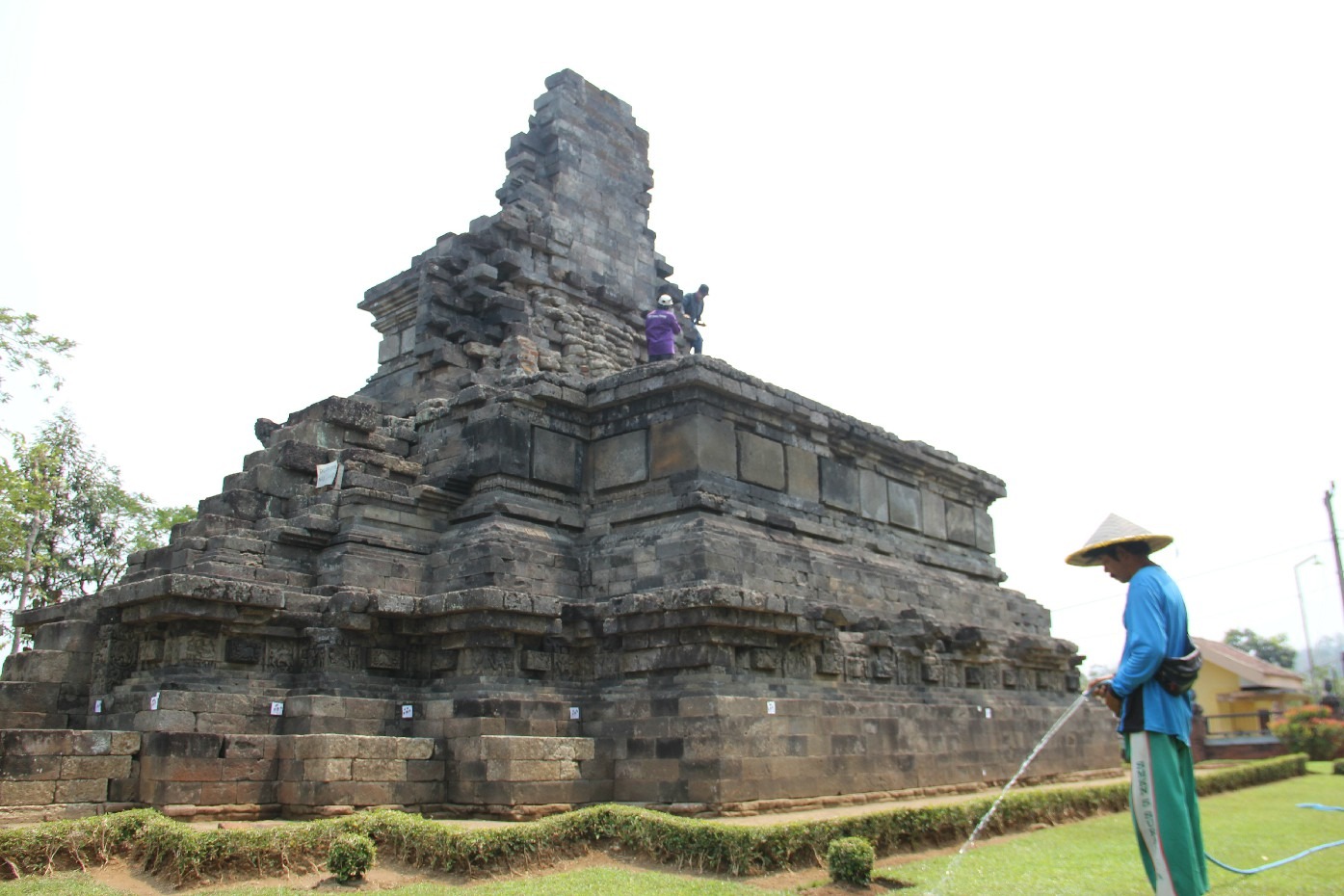 Tim BPK Wilayah XI Jawa Timur melakukan studi kelayakan pemugaran di Candi Arimbi Desa Pulosari, Kecamatan Bareng, Sabtu (28/10).
