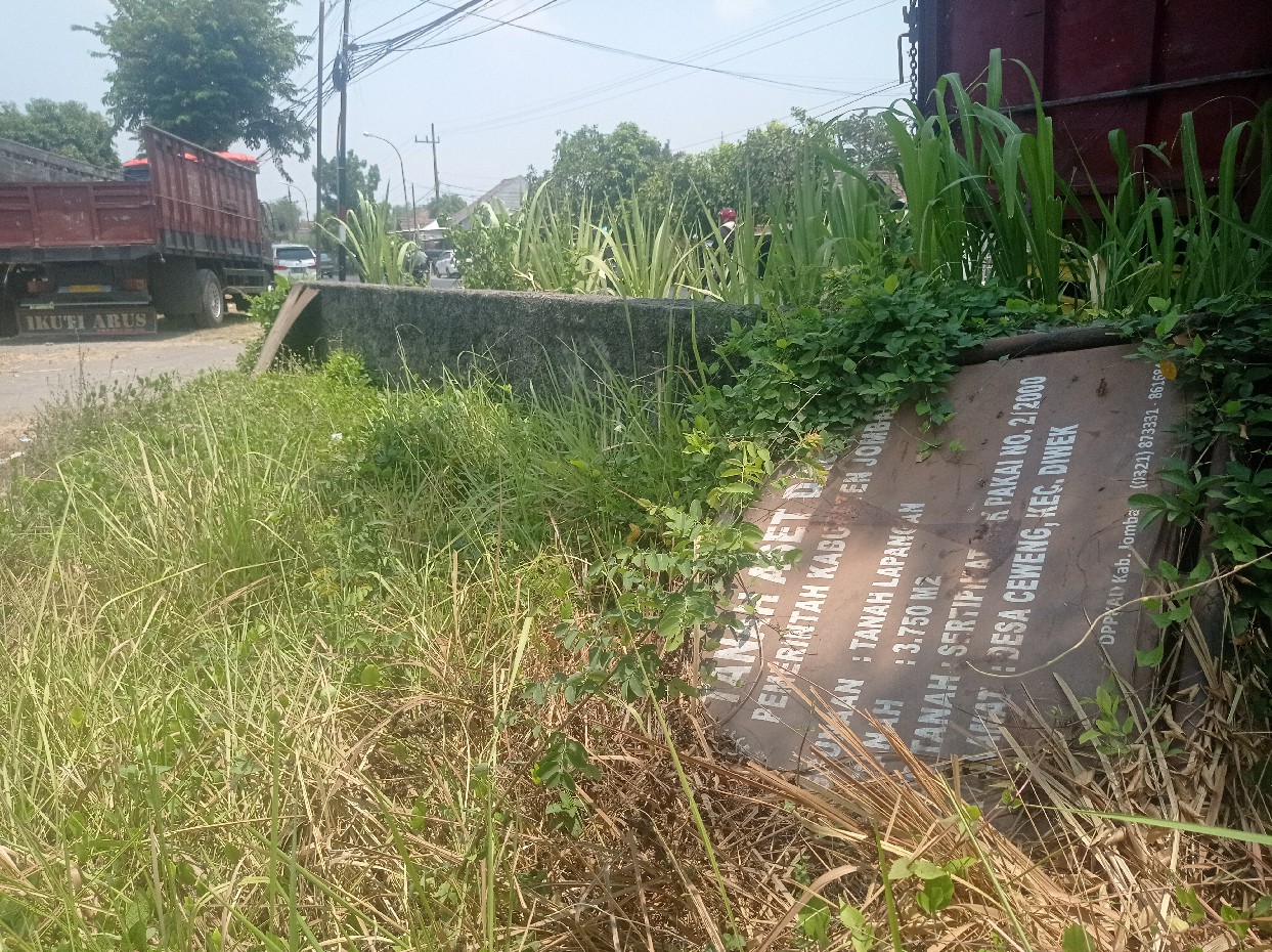 Kondisi proyek pagar tematik yang kini mangkrak dan terbengkalai di Desa Ceweng, Kecamatan Diwek, Jombang