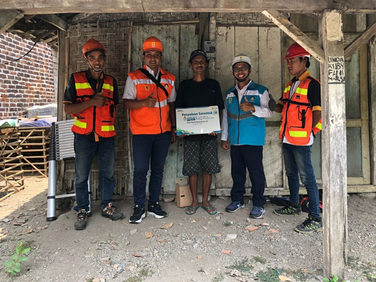 Petugas PLN UP 3 Mojokerto Wilayah Jombang melaksanakan pemasangan listrik gratis di wumah warga dalam program Light Up the Dream