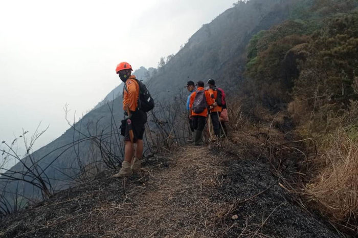 Petugas masih melakukan penyisiran di sejumlah titik hutan yang terbakar di Gunung Arjuno Wonosalam.