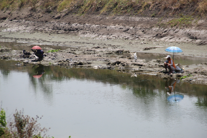 Sejumlah warga memancing di area sungai Ngotok Ring kanal Desa Mentoro, Kecamatan Sumobito, Jombang.