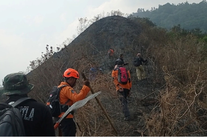 Petugas yang masih terus melakukan penyisiran di lokasi kebakaran hutan dan lahan di Gunung Anjasmoro, Wonosalam, Jombang