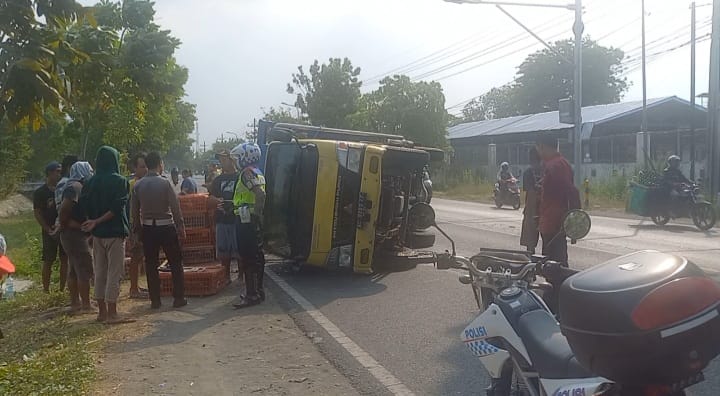Kondisi truk ayam yang mengalami kecelakaan di Jalur Arteri Nasional Desa Tunggorono, Jombang