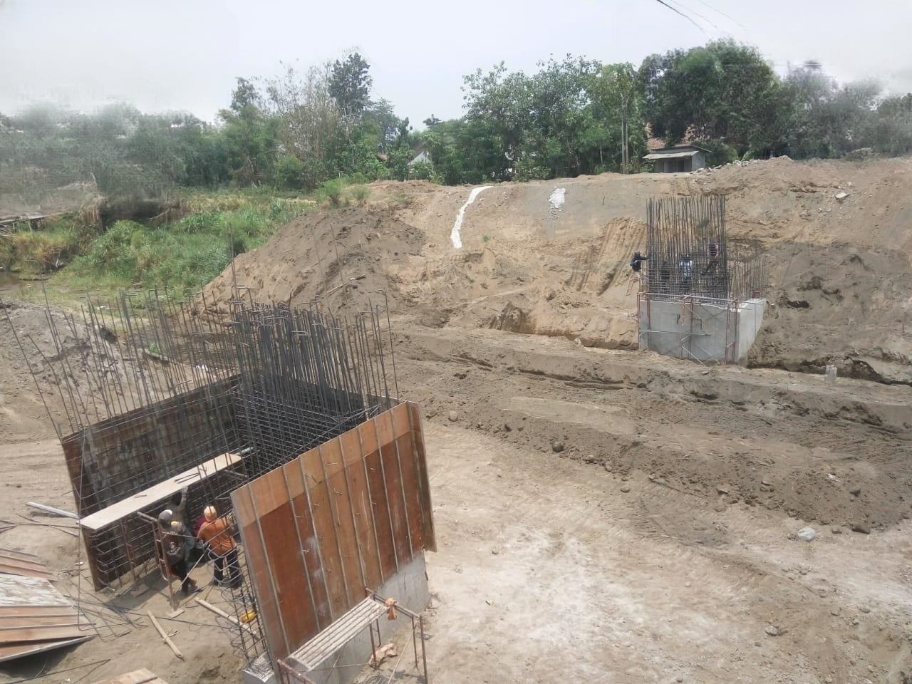 Proses pengecoran abutment Jembatan Brodot di atas Kali Konto, Bandarkedungmulyo, Jombang
