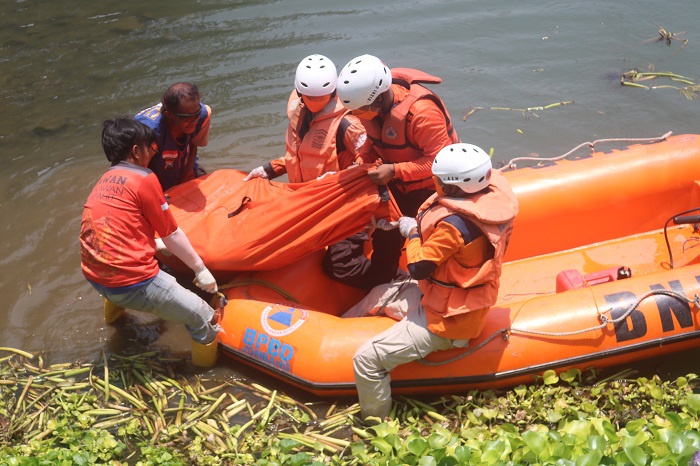 Poses evakuasi jasad ESC dari sungai brantas di bawah Jembatan Ploso, Jombang