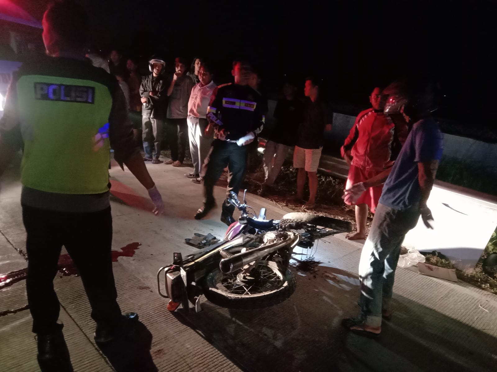 Petugas kepolisian saat melakukan olah kejadian di lokasi kecelakaan tabrak lari yang menewaskan santri di Jombang