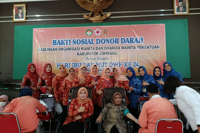 Lilik Zulailiyah Agus Purnomo bersama Pj Ketua TP PKK Kabupaten Jombang, Yayuk Dwi Irawanti Sugiat, di gedung PKK Jombang, Selasa (31/10).